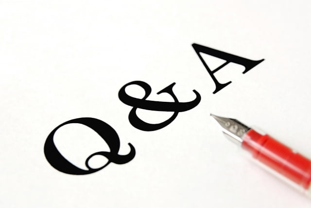 白い紙に書かれたQ&Aの文字とペン